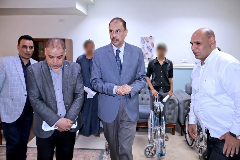 محافظ سوهاج يسلم عددا من الكراسي المتحركة لذوي الهمم خلال اللقاء الجماهيري.. صور