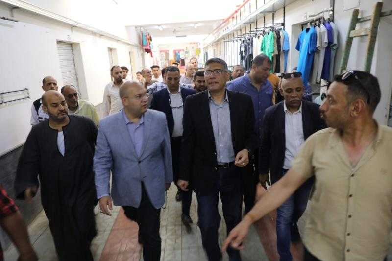 محافظ الجيزة يتفقد سوق العياط الحضاري بعد تسكين الباعة الجائلين.. صور