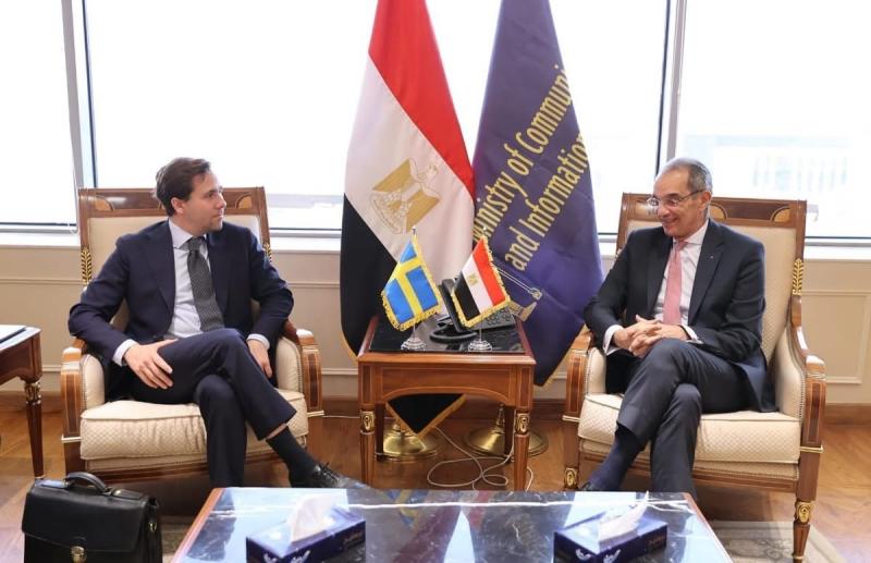 وزير الاتصالات يبحث مع وزير التجارة الخارجية والتعاون الإنمائى الدولى السويدى سبل تعزيز التعاون