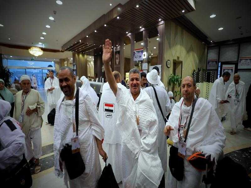 بعثة حج القرعة تُعيد متعلقات «حاجة مصرية» بعد فقدها بالأراضي المقدسة