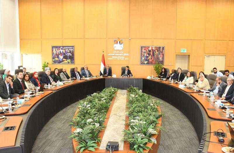 مساعد الإسكان يناقش الاستعداد لإطلاق الإستراتيجية الوطنية للمدن الجديدة الذكية