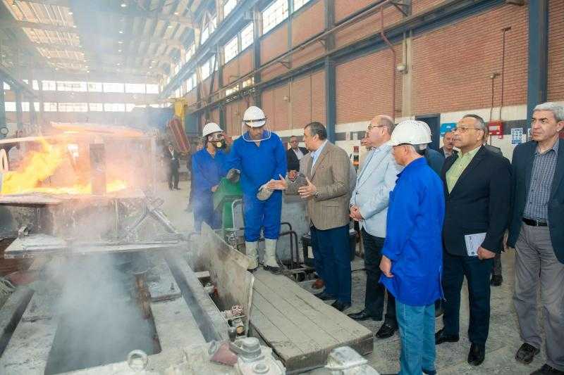 وزير الإنتاج الحربي يتفقد خطوط الإنتاج ومراحل التصنيع بشركة حلوان للصناعات غير الحديدية