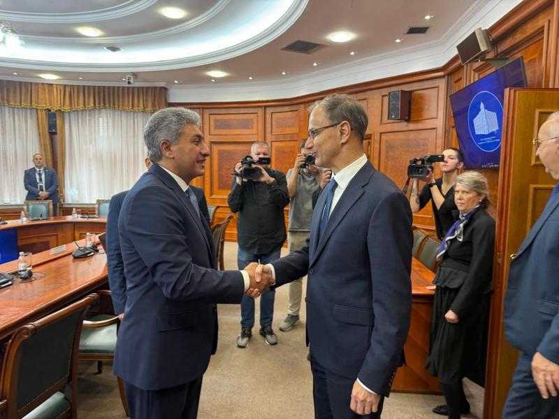 وزير السياحة يلتقي رئيس مجلس وزراء صربيا لبحث سبل التعاون المشترك