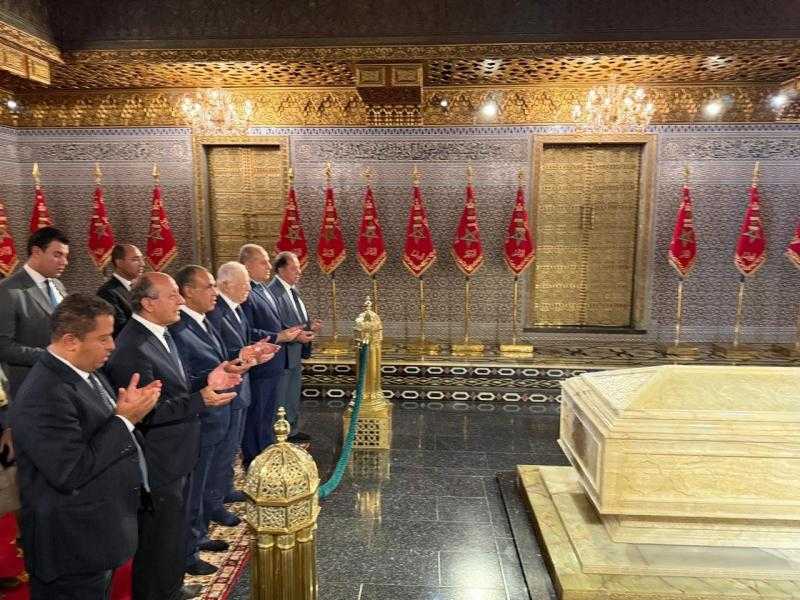 وزير الخارجية يزور ضريح الملك ”محمد الخامس” و”الحسن الثاني” بالرباط