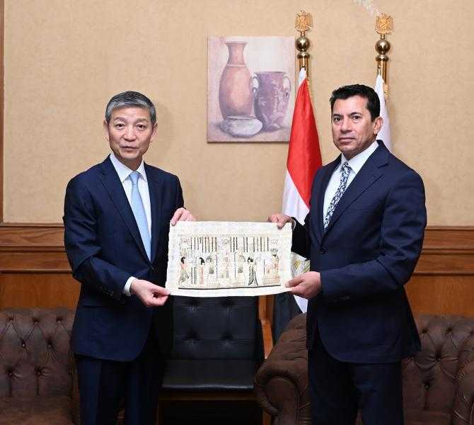 وزير الشباب يبحث مع السفير الصيني سبل تعزيز التعاون المشترك