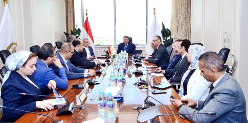 نائب وزير التموين يبحث خطة تطوير المنافذ التابعة وتعزيز التعاون مع القطاع الخاص