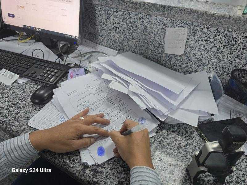 «العمل» تنشر صورا من توثيق عقود عمل بالخارج للتأكد من صحتها لحماية الشباب واستدامة عملهم