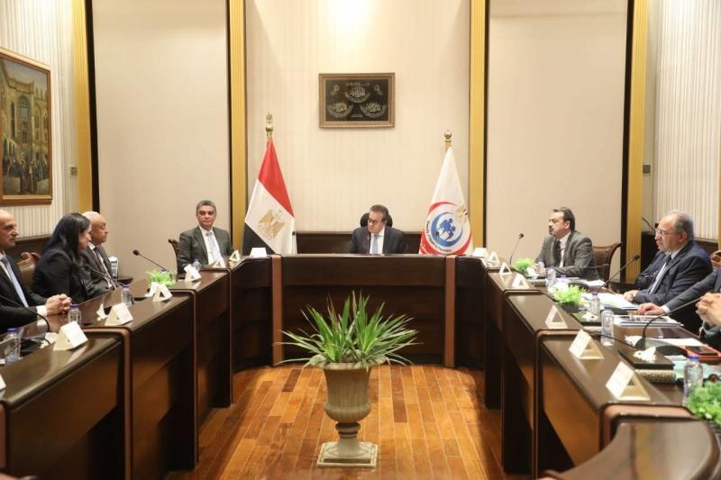 ”عبدالغفار”: الوزارة تولي اهتمامًا كبيرًا بتطوير الأداء الطبي والتوسع في استخدام الذكاء الاصطناعي والتقنيات الجراحية الحديثة