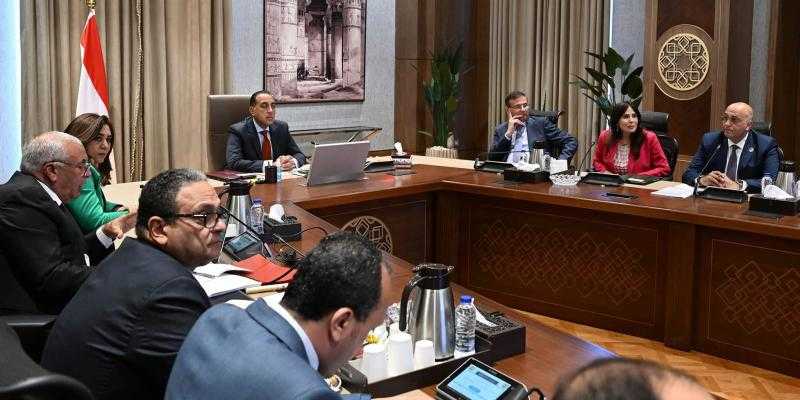 رئيس الوزراء يتابع موقف تنفيذ عددٍ من المشروعات الخدمية والتنموية بالوادي الجديد