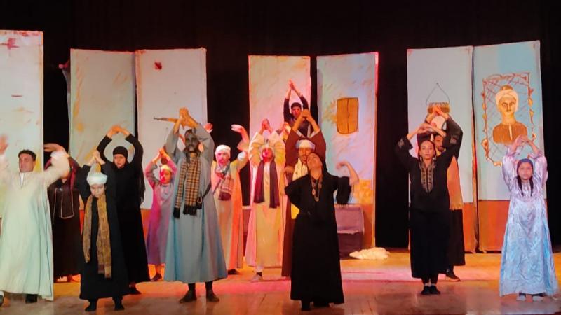 فرقة طهطا تقدم ”حيضان الدم” ضمن عروض الموسم المسرحي