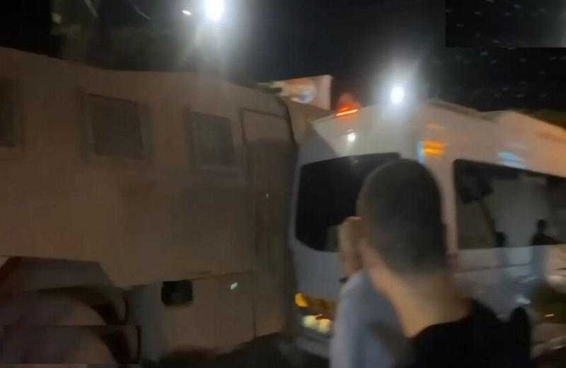 شاهد.. آليات إسرائيلية تصطدم عمدا بحافلة تقل حجاجا في جنين