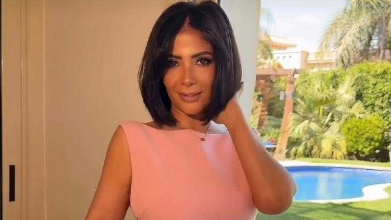 بفستان قصير …مني زكي تثير الجدل بـ إطلالة جريئة