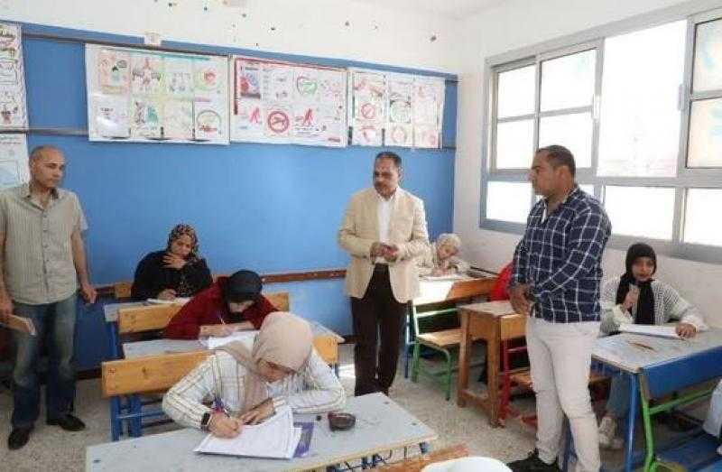محافظ الشرقية يتفقد لجان امتحانات الشهادة الإعدادية في منيا القمح