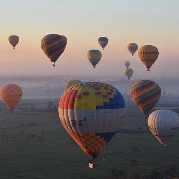 1000 سائح يزينون سماء الأقصر عبر 50 رحلة بالون طائر بعد استقرار الأحوال الجوية