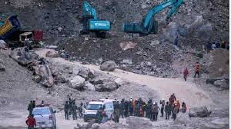 إندونيسيا: ارتفاع حصيلة ضحايا انهيار محجر إلى 14 قتيلًا