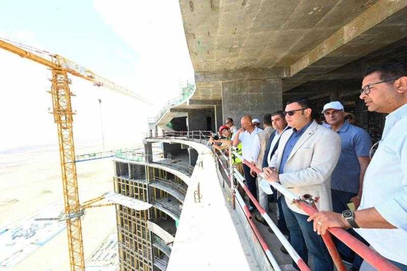 وزير الإسكان يبدأ جولة تفقدية في مدينة العلمين الجديدة بمتابعة مشروع أبراج الداون تاون