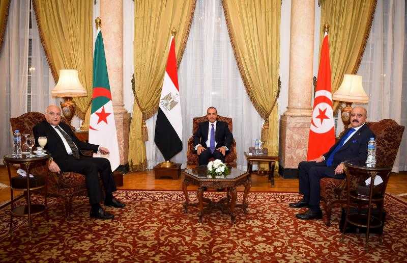 وزير الخارجية يستضيف اجتماعا للآلية الثلاثية لدول الجوار حول ليبيا مع نظيريه الجزائري والتونسي