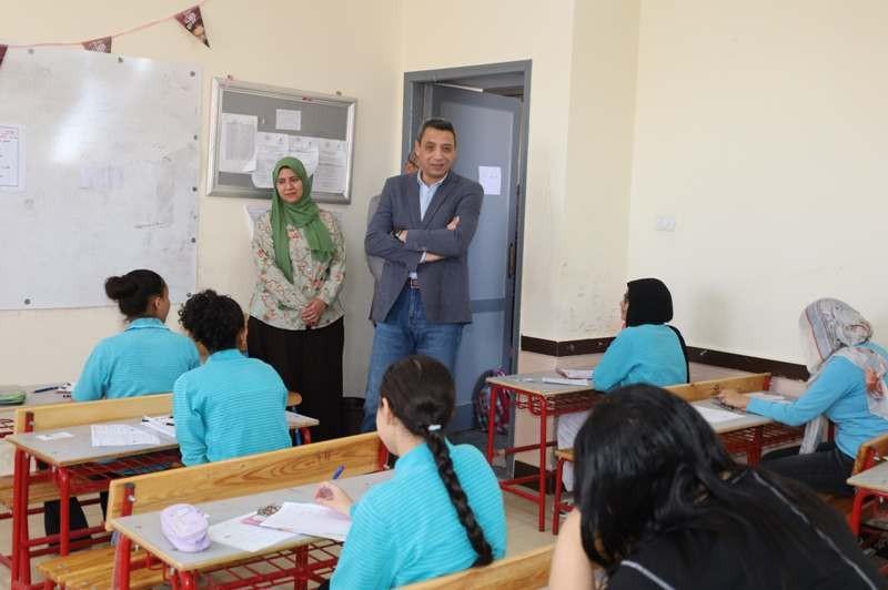 محافظ السويس يتفقد غرفة الزائرة الصحية في المدارس خلال امتحانات الإعدادية