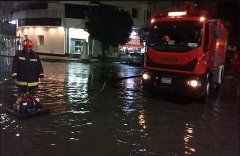 الداخلية تنشر عناصرها لتأمين الطرق ومساعدة المواطنين في الطقس السيئ.. صور