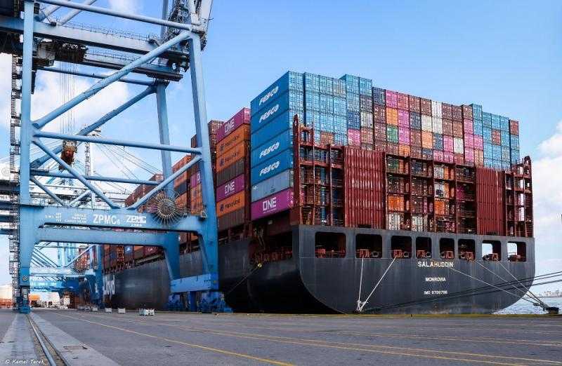 ميناء دمياط يستقبل 15 سفينة خلال 24 ساعة وحركة تداول نشطة للبضائع والحاويات