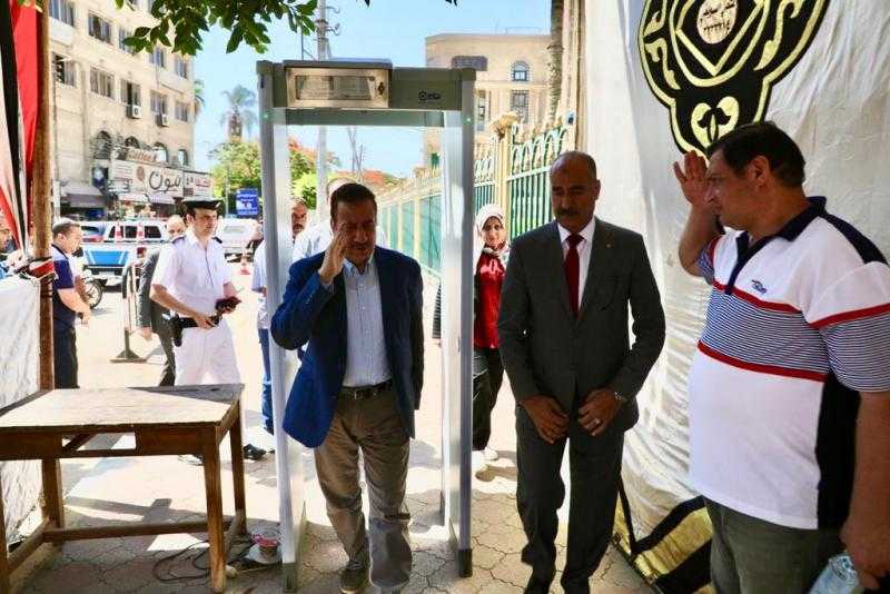 محافظ المنوفية يتفقد لجان الامتحانات ويوزع بونات غذائية على العمال دعما لهم