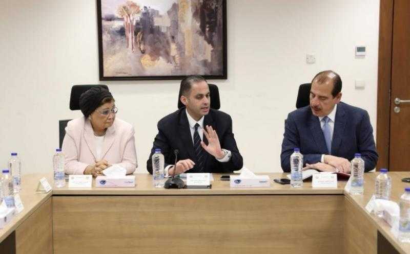 نائب وزير الصحة والسكان يعقد اجتماعاً مع لجنة تقييم الأداء الخاصة بمديري ووكلاء مديريات الشؤون الصحية