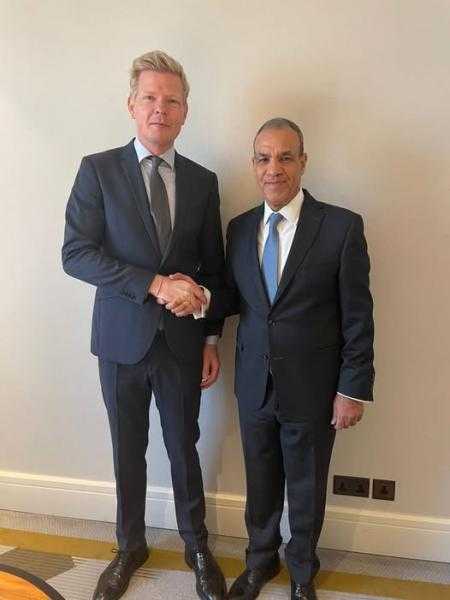 وزير الخارجية والهجرة يلتقي المبعوث الأممي لليمن في عمان