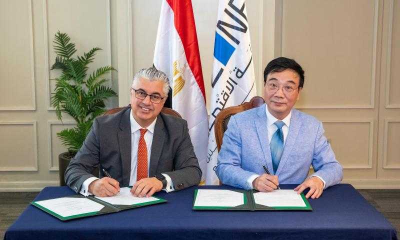 باستثمارات 20 مليون دولار.. اقتصادية قناة السويس توقع عقدا مع ”كومفلى هونج كونج” لصناعة حقائب السفر