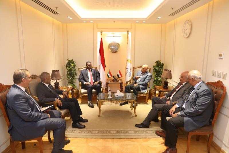 وزير الصناعة يبحث مع وزير التنمية العمرانية والطرق والجسور بالسودان التعاون في مجالات النقل المختلفة