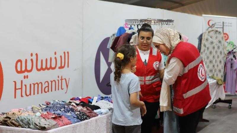 الهلال الأحمر المصري يوزع ملابس العيد على أطفال الأسر الفلسطينية والمصرية