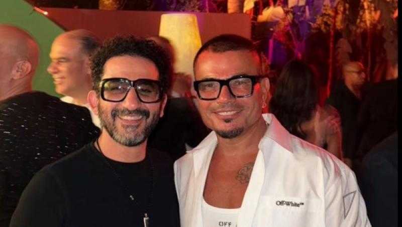 أحمد حلمي ينشر صورة تجمعه بعمرو دياب ويعلق: ضريبة الصداقة