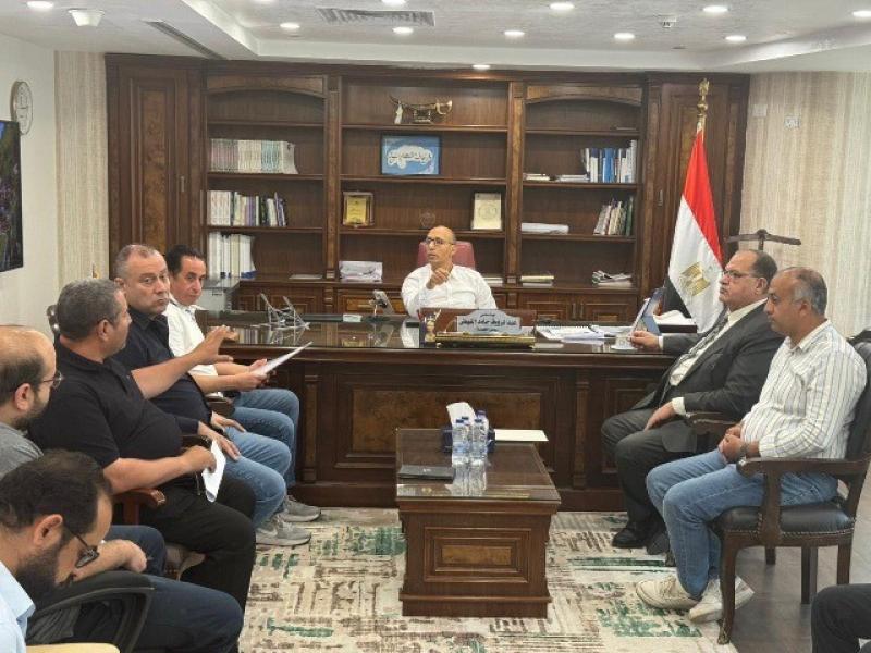 رئيس جهاز القاهرة الجديدة يلتقي سكان ”بيت الوطن” و”دار مصر” لمناقشة مقترحاتهم ومطالبهم