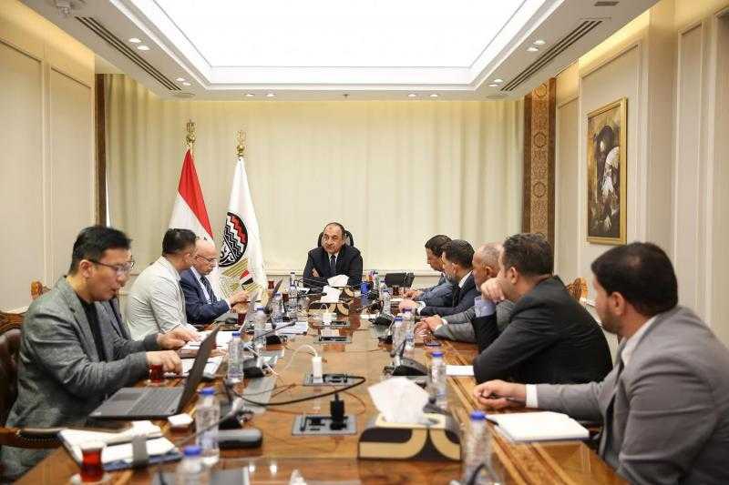 وزير قطاع الأعمال العام يلتقي وفدًا من ”Global SAE-A” الكورية لبحث فرص التعاون في قطاع الغزل والنسيج