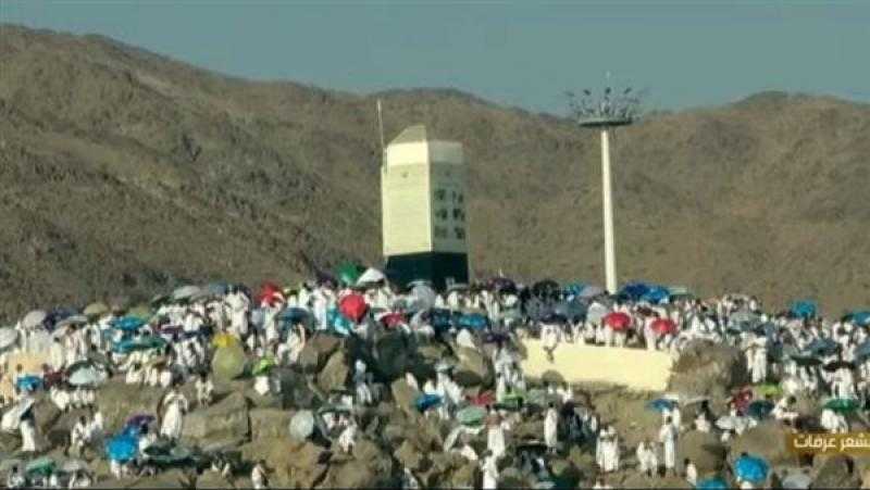 حجاج بيت الله الحرام يتضرعون بالدعاء من فوق جبل الرحمة