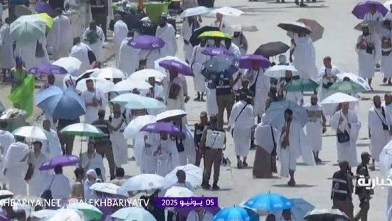 وقفة عرفات.. أمن الحرم ينثر الرذاذ على الحجيج لمواجهة درجات الحرارة