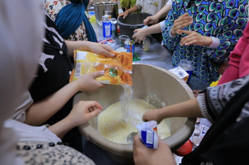 مؤسسة فتيات العجوزة تحتفل بعيد الأضحى المبارك بإعداد الكيك| صور