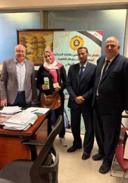 مأمور جمرك بمطار القاهرة يعثر على 9500 دولار ويعيدها لراكبة