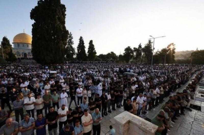عشرات الآلاف يؤدون صلاة عيد الأضحى في المسجد الأقصى المبارك