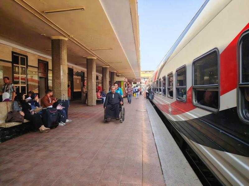 وزير النقل يتابع انتظام العمل بمرافق المواصلات في أول أيام العيد