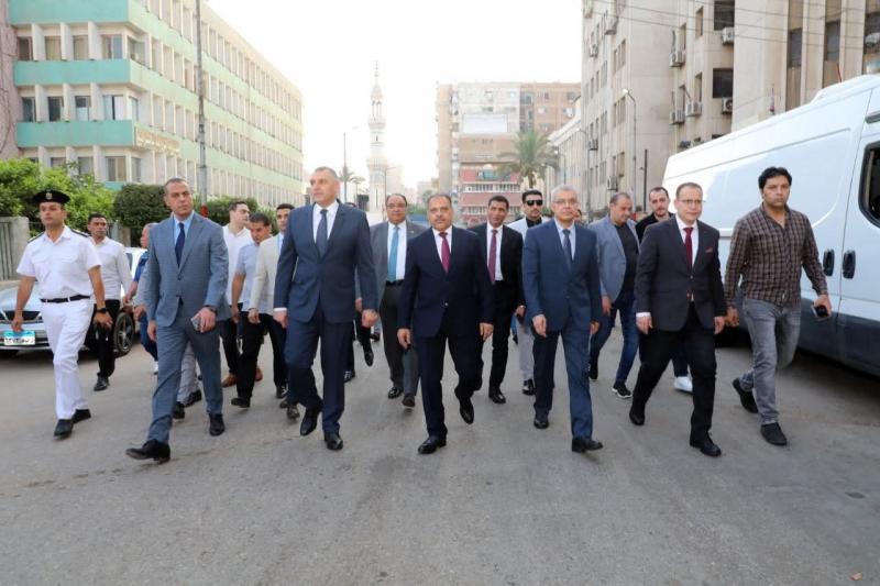 وسط جموع المواطنين ..محافظ الشرقية يلتقط الصور التذكارية بعد صلاة عيد الأضحى| صور