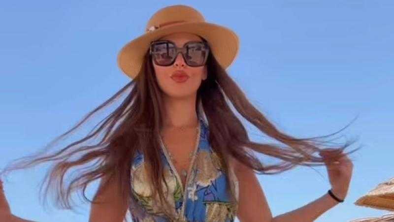 بفستان قصير ..إطلالة لافتة لـ مي سليم من عطلتها الصيفية