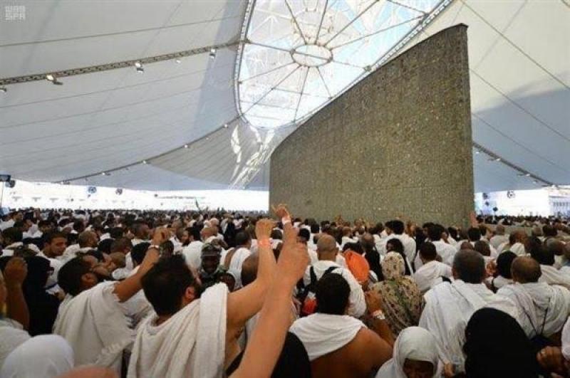 حجاج بعثة القرعة يواصلون رمي الجمرات في أول أيام التشريق