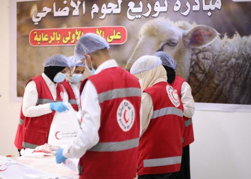 الهلال الأحمر يوزع أضاحي العيد على الأسر الأولى بالرعاية ويستهدف الوصول لـ20 ألف أسرة خلال أيام العيد
