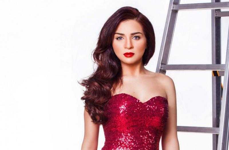 عشق لا ينتهي .. مي عز الدين توضح علاقتها بالمسرح