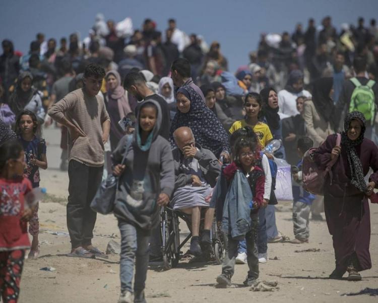 الأونروا: جياع بغزة أجبروا على الزحف وسط إطلاق نار إسرائيلي كثيف