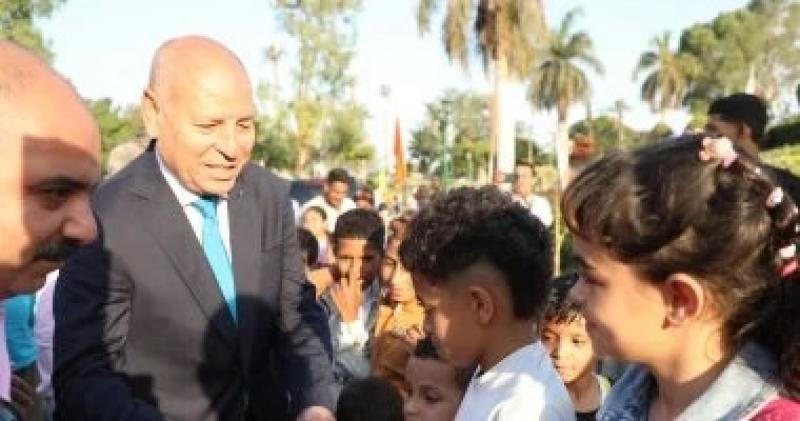 محافظ القاهرة يوزع الحلوى والألعاب على الأطفال بالحديقة الدولية