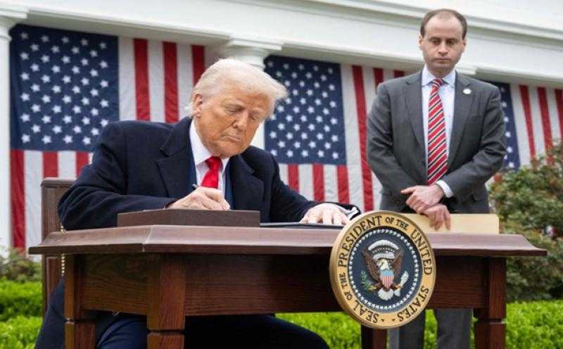 واشنطن بوست: حظر السفر الجديد والشامل الذي فرضه ترامب يدخل حيز التنفيذ ليشمل 19 دولة