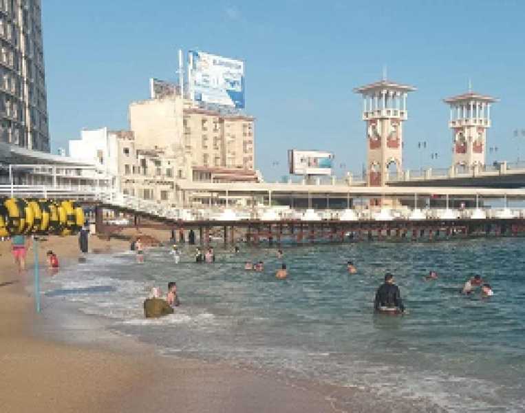 تزامنا مع رابع أيام العيد.. نسبة إشغال شواطئ الإسكندرية تصل إلى 100% هربا من الموجة الحارة