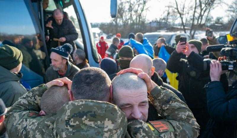 روسيا وأوكرانيا تتبادلان الأسرى العسكريين تحت سن 25 عاما (فيديو)