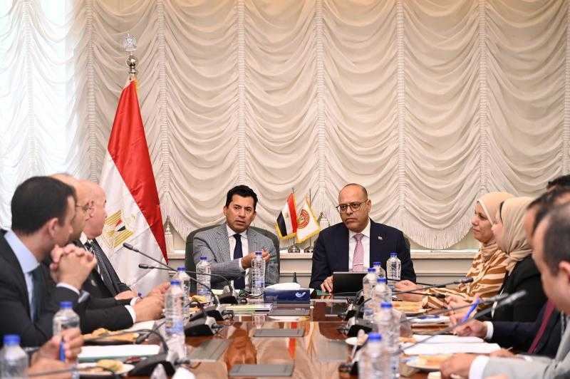 وزير العمل يستقبل وزير الشباب والرياضة لبحث التعاون في مجالات التوظيف والتدريب المهني